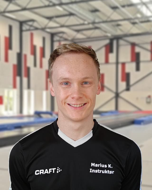 Marius, autoriseret fysioterapeut og tidligere gymnast/instruktør hos Onlinefys