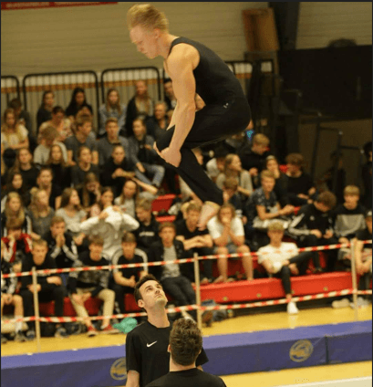 Marius laver en salto til gymnastiktræning